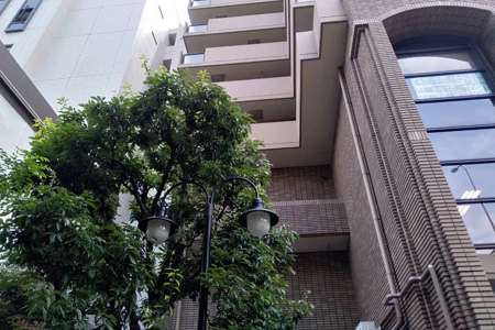 仕事場は梅田茶屋町の営業許可物件です。